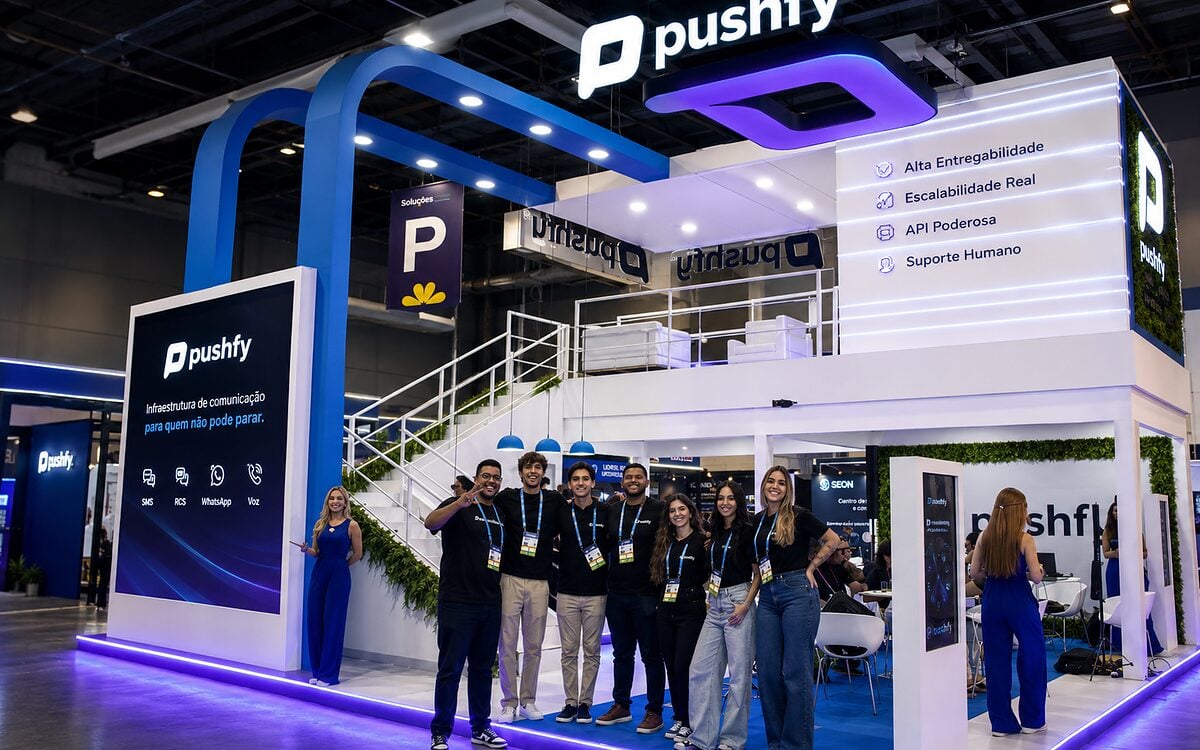 Time da Pushfy no estande da empresa durante a feira SIGMA South America
